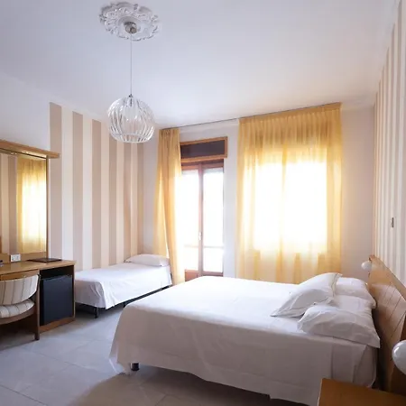 Marina מלון ויורונה