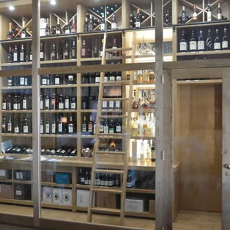 מלון Marina ויורונה